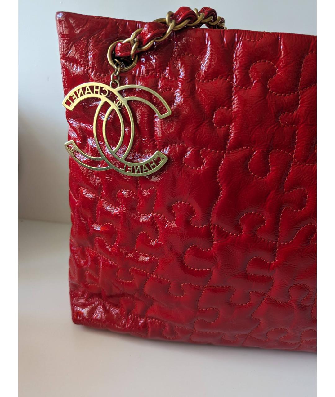 CHANEL PRE-OWNED Красная сумка тоут из лакированной кожи, фото 5
