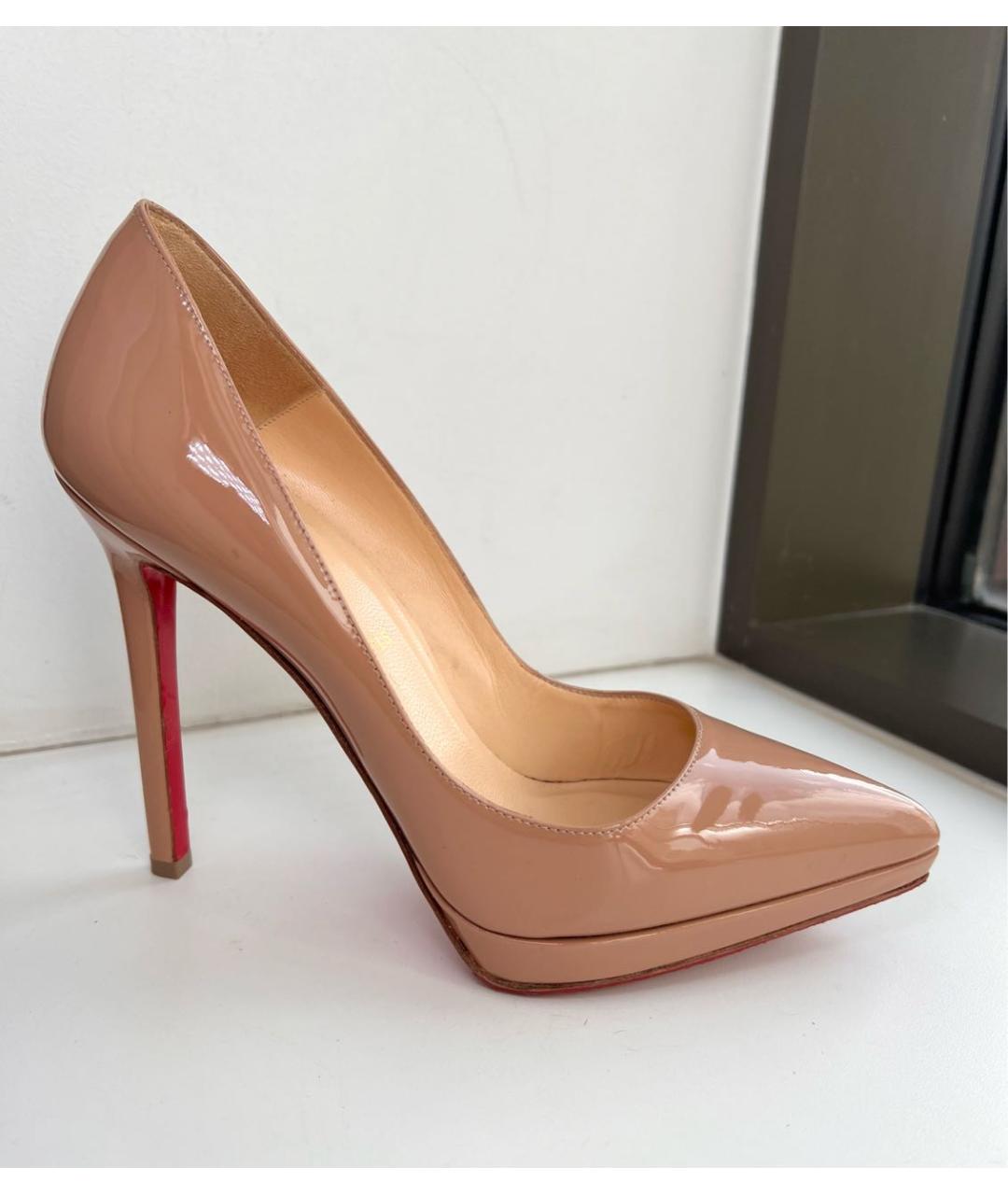 CHRISTIAN LOUBOUTIN Бежевые туфли из лакированной кожи, фото 6