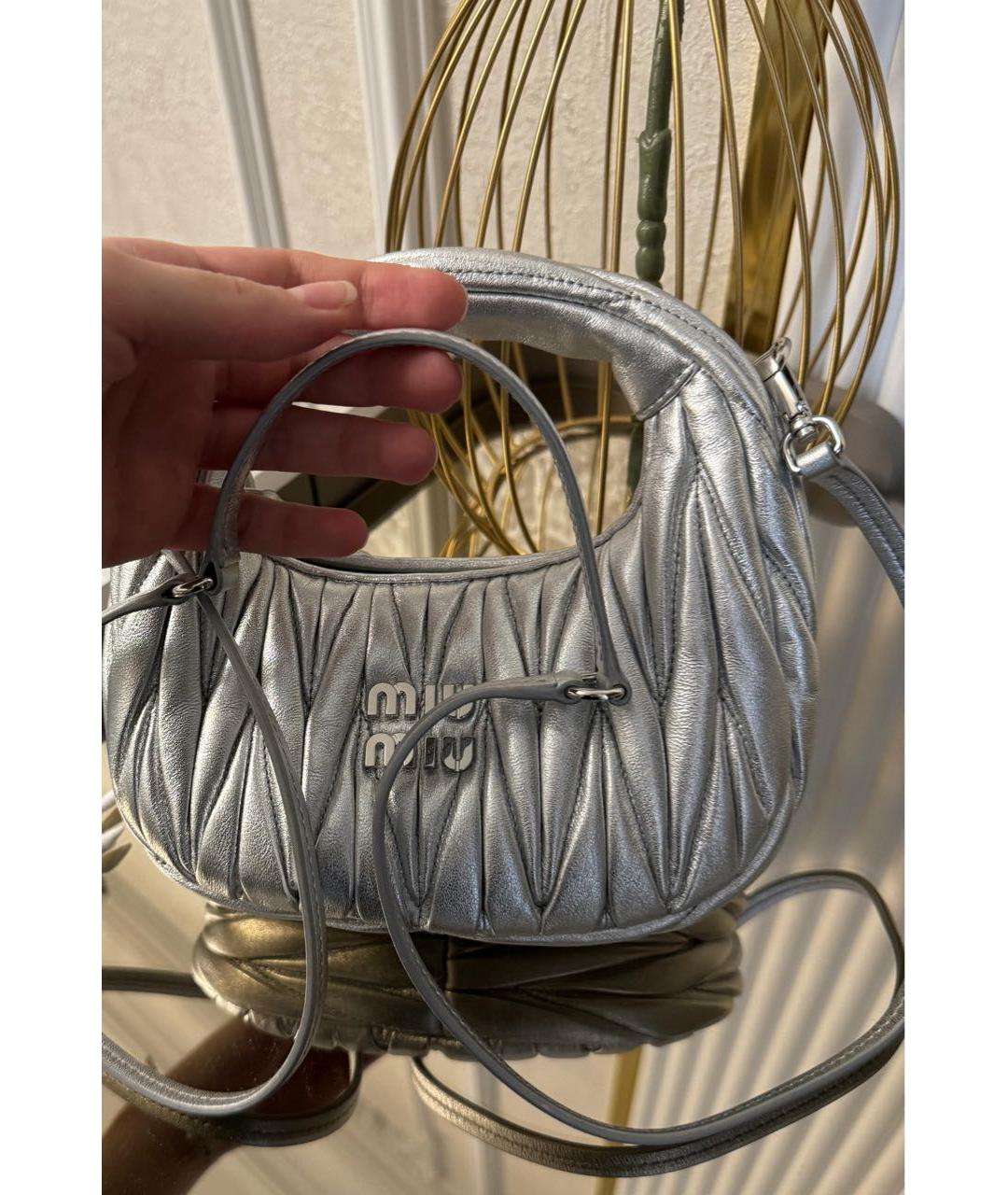 MIU MIU Серебряная кожаная сумка с короткими ручками, фото 4