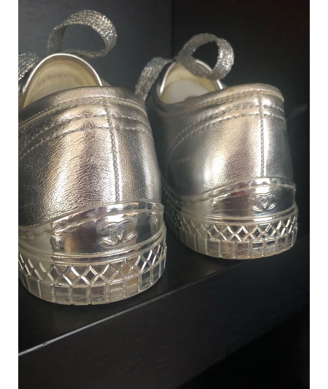 CHANEL PRE-OWNED Серебряные кожаные кеды, фото 3