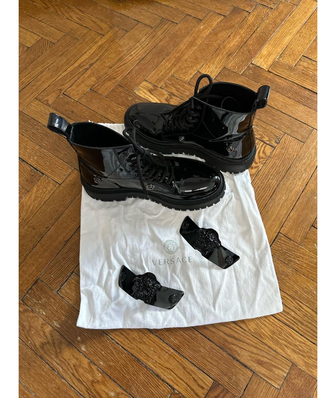 VERSACE Черные ботинки из лакированной кожи, фото 6