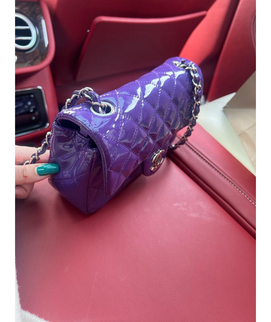CHANEL PRE-OWNED Фиолетовая сумка через плечо из лакированной кожи, фото 2