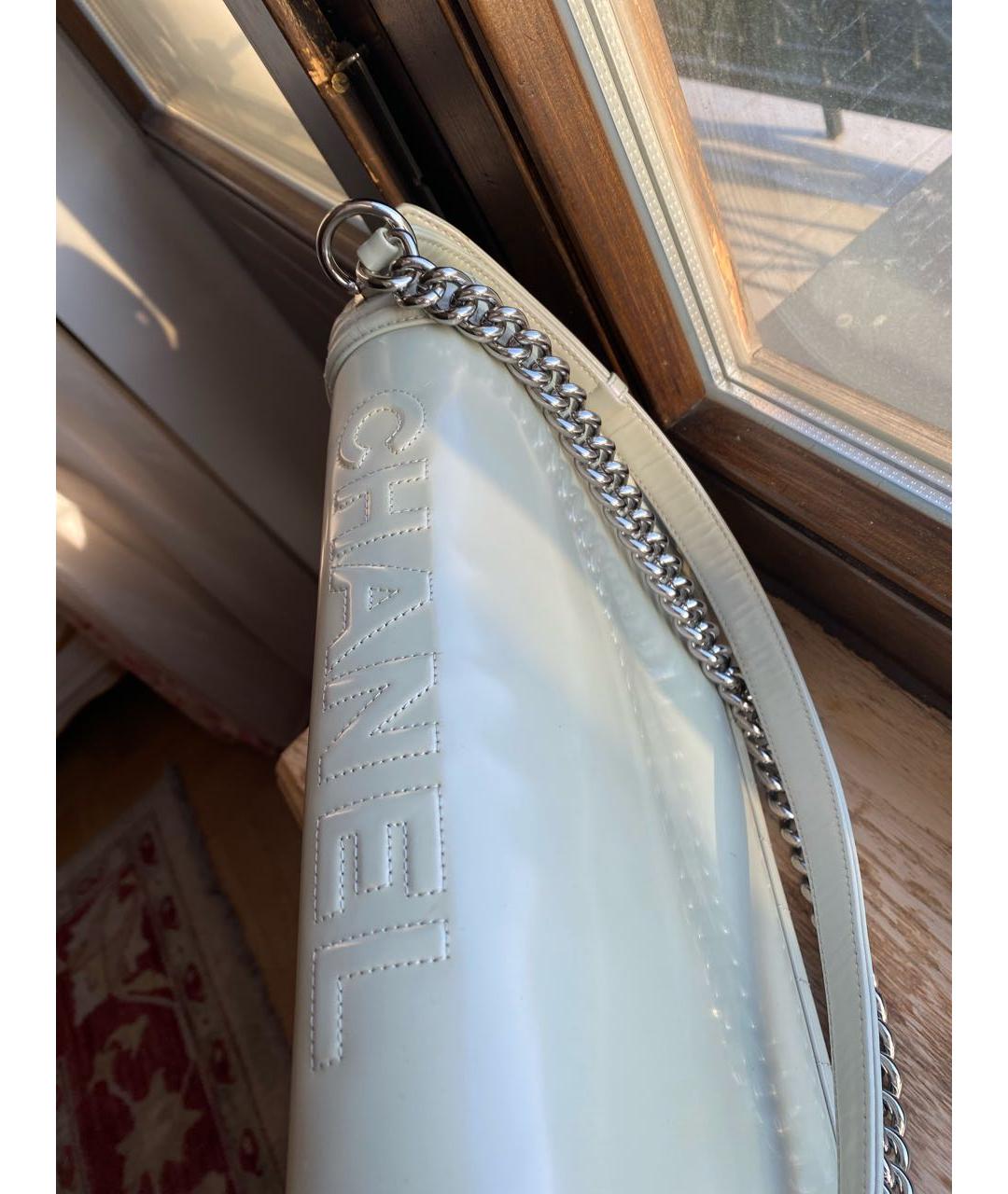 CHANEL PRE-OWNED Белая сумка через плечо из лакированной кожи, фото 6