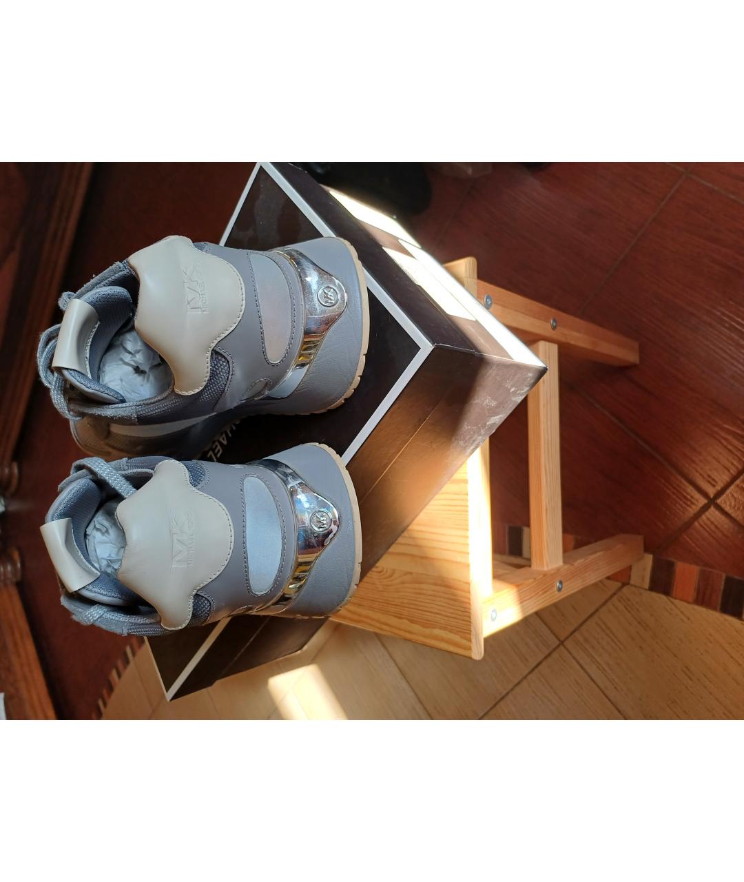 MICHAEL KORS Серые кожаные низкие кроссовки / кеды, фото 4