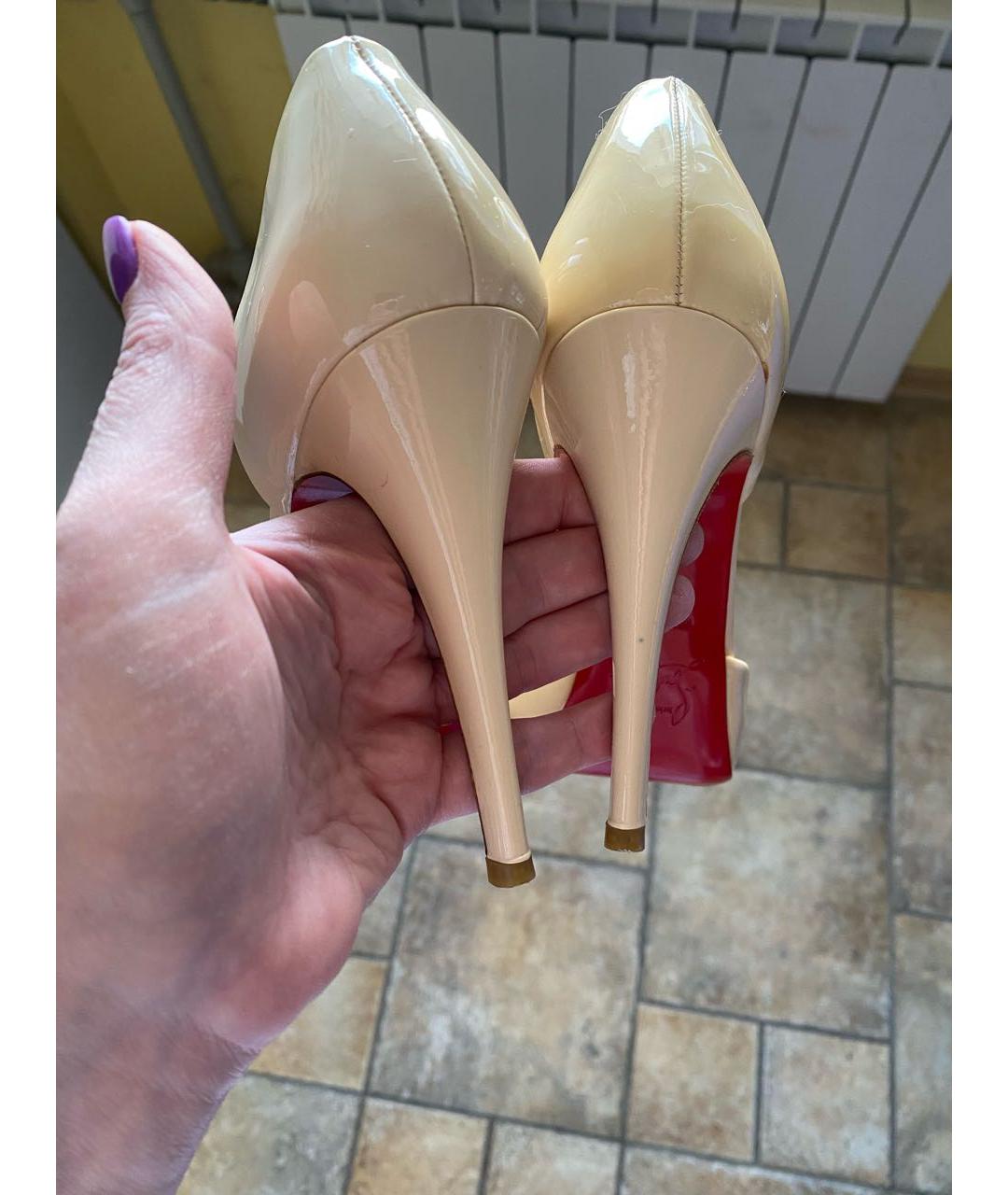 CHRISTIAN LOUBOUTIN Бежевые туфли из лакированной кожи, фото 6