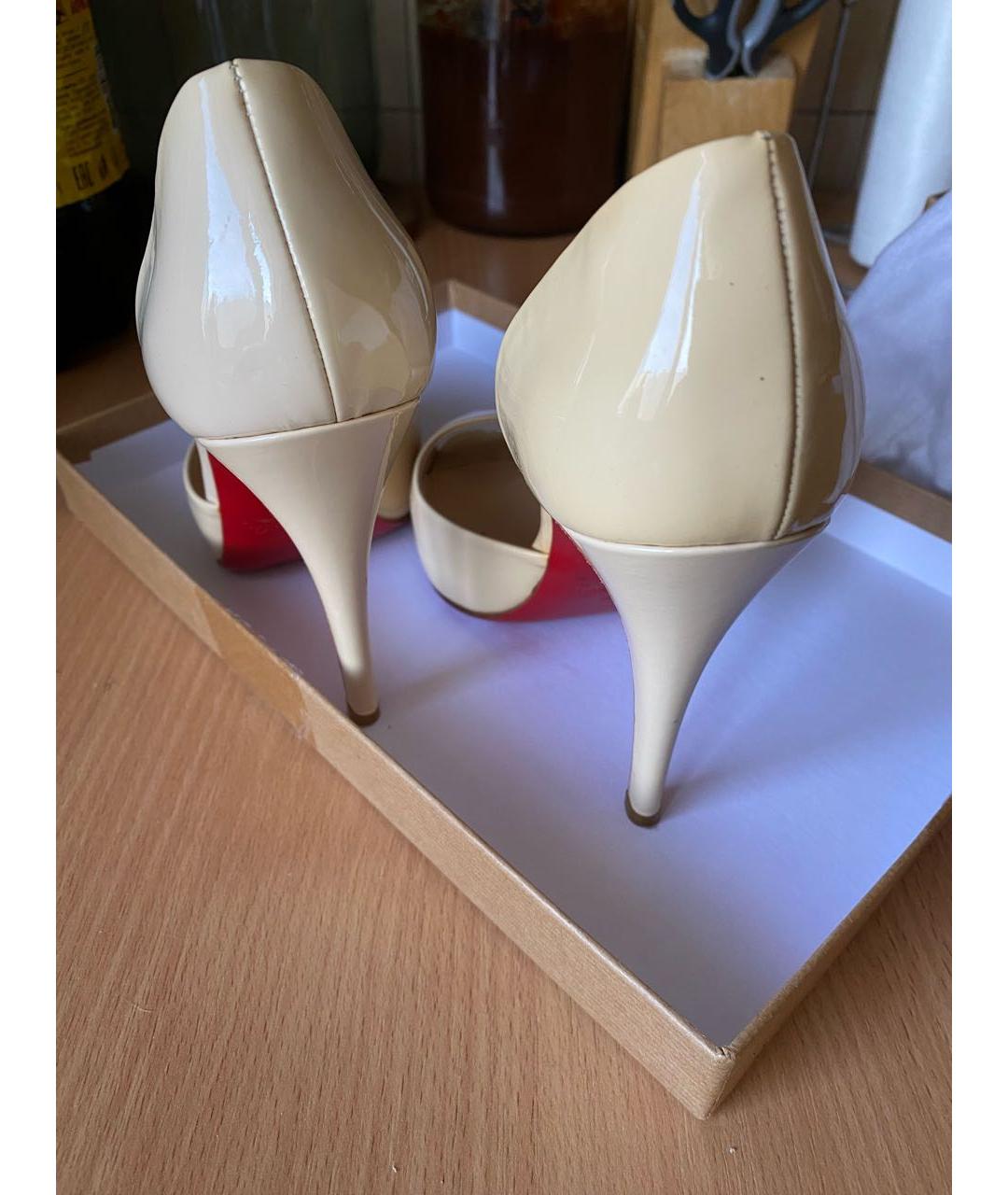 CHRISTIAN LOUBOUTIN Бежевые туфли из лакированной кожи, фото 3