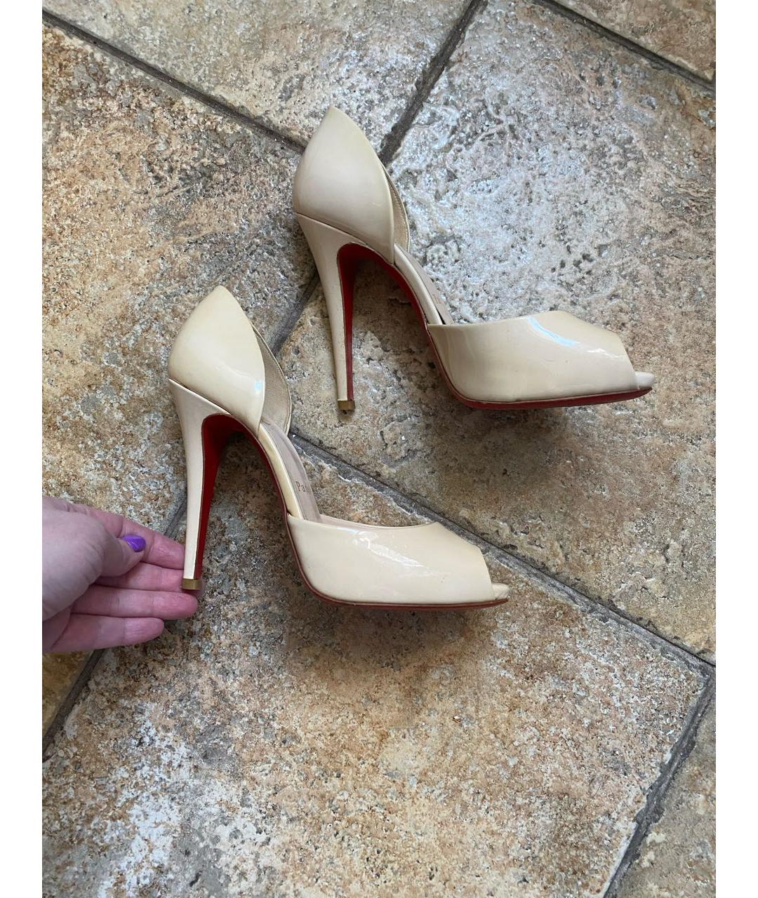 CHRISTIAN LOUBOUTIN Бежевые туфли из лакированной кожи, фото 7