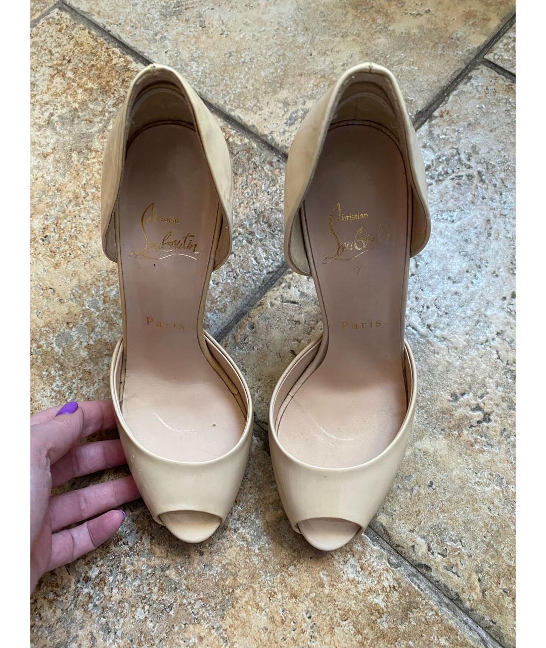 CHRISTIAN LOUBOUTIN Бежевые туфли из лакированной кожи, фото 2