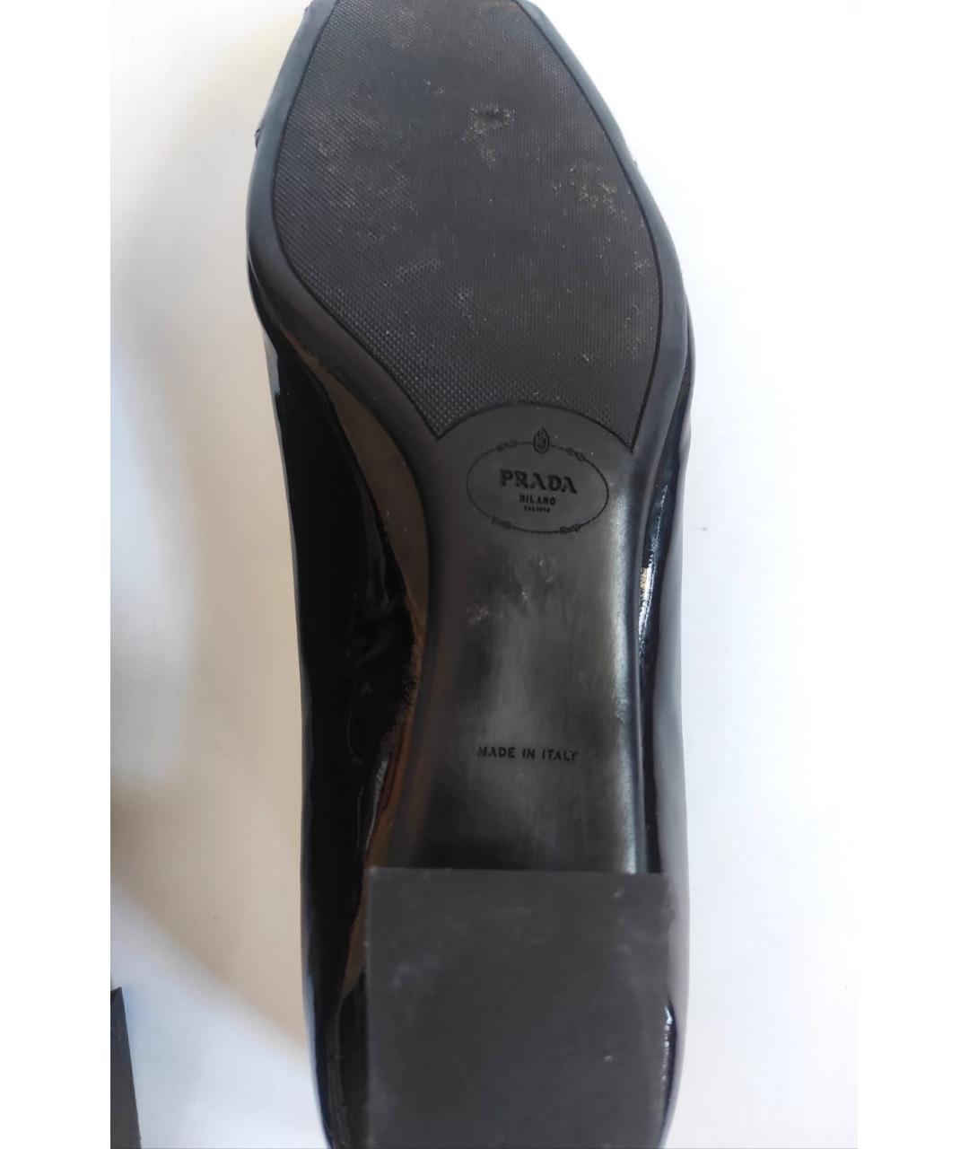 PRADA Черные лодочки на низком каблуке из лакированной кожи, фото 4