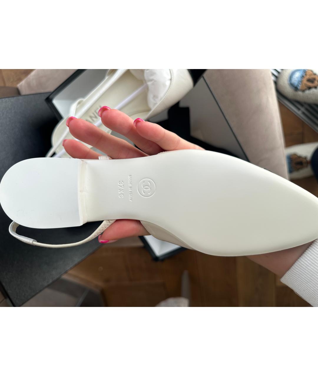 CHANEL Белые балетки из лакированной кожи, фото 4