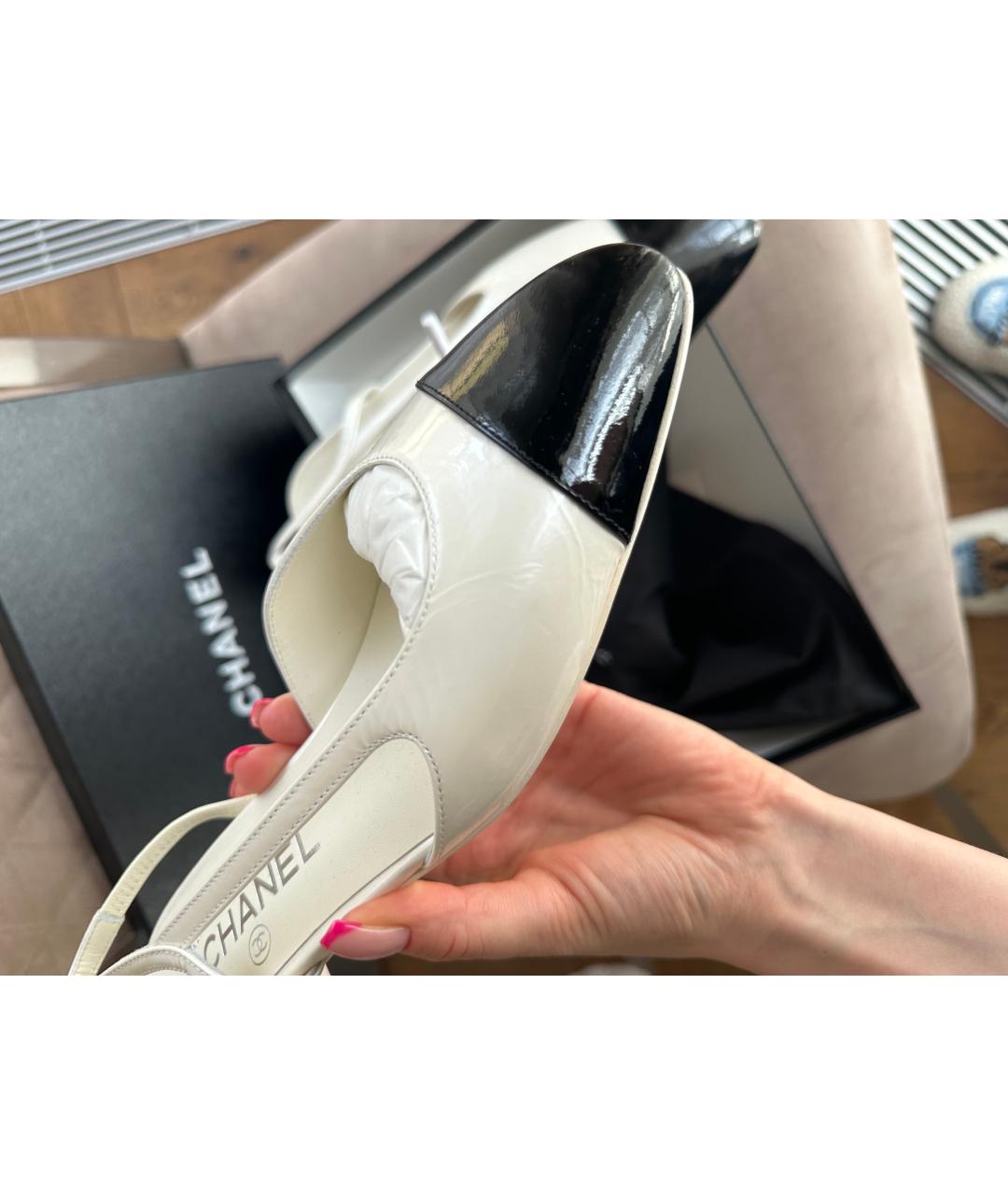 CHANEL Белые балетки из лакированной кожи, фото 5