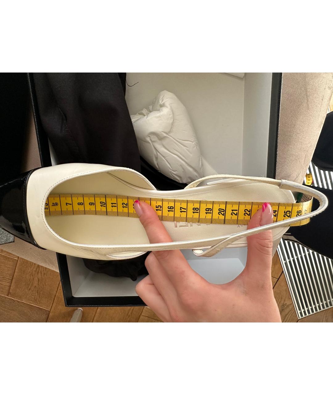 CHANEL Белые балетки из лакированной кожи, фото 7