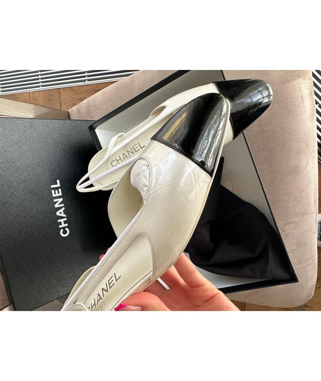 CHANEL Белые балетки из лакированной кожи, фото 3