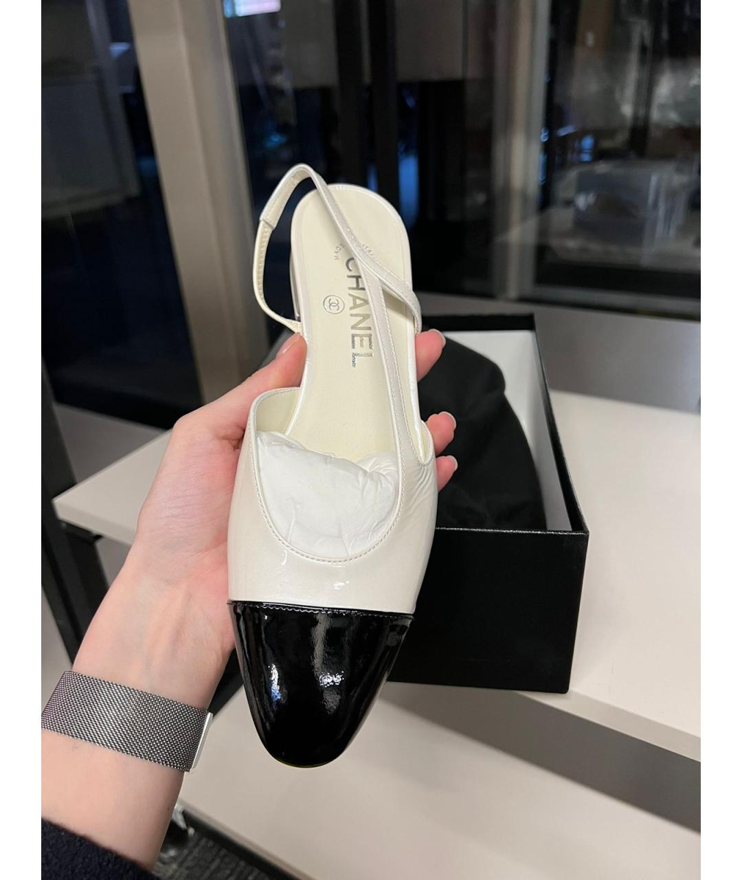 CHANEL Белые балетки из лакированной кожи, фото 8