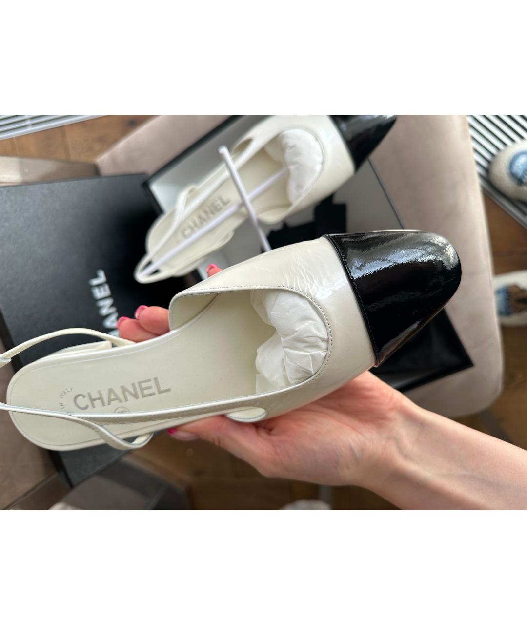 CHANEL Белые балетки из лакированной кожи, фото 6