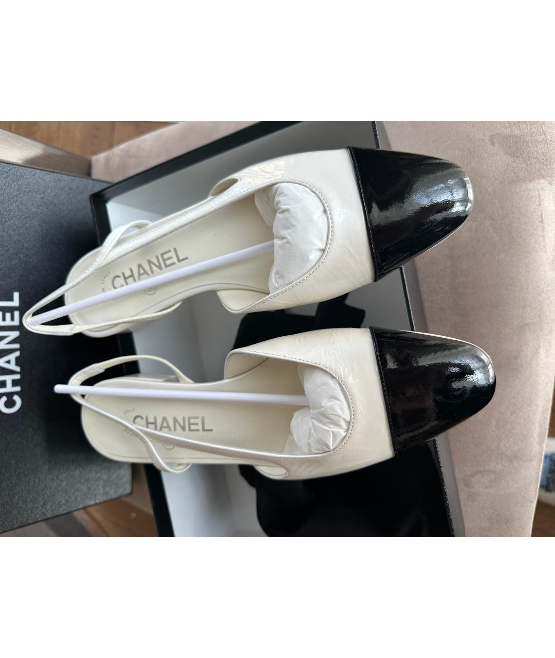 CHANEL Белые балетки из лакированной кожи, фото 2