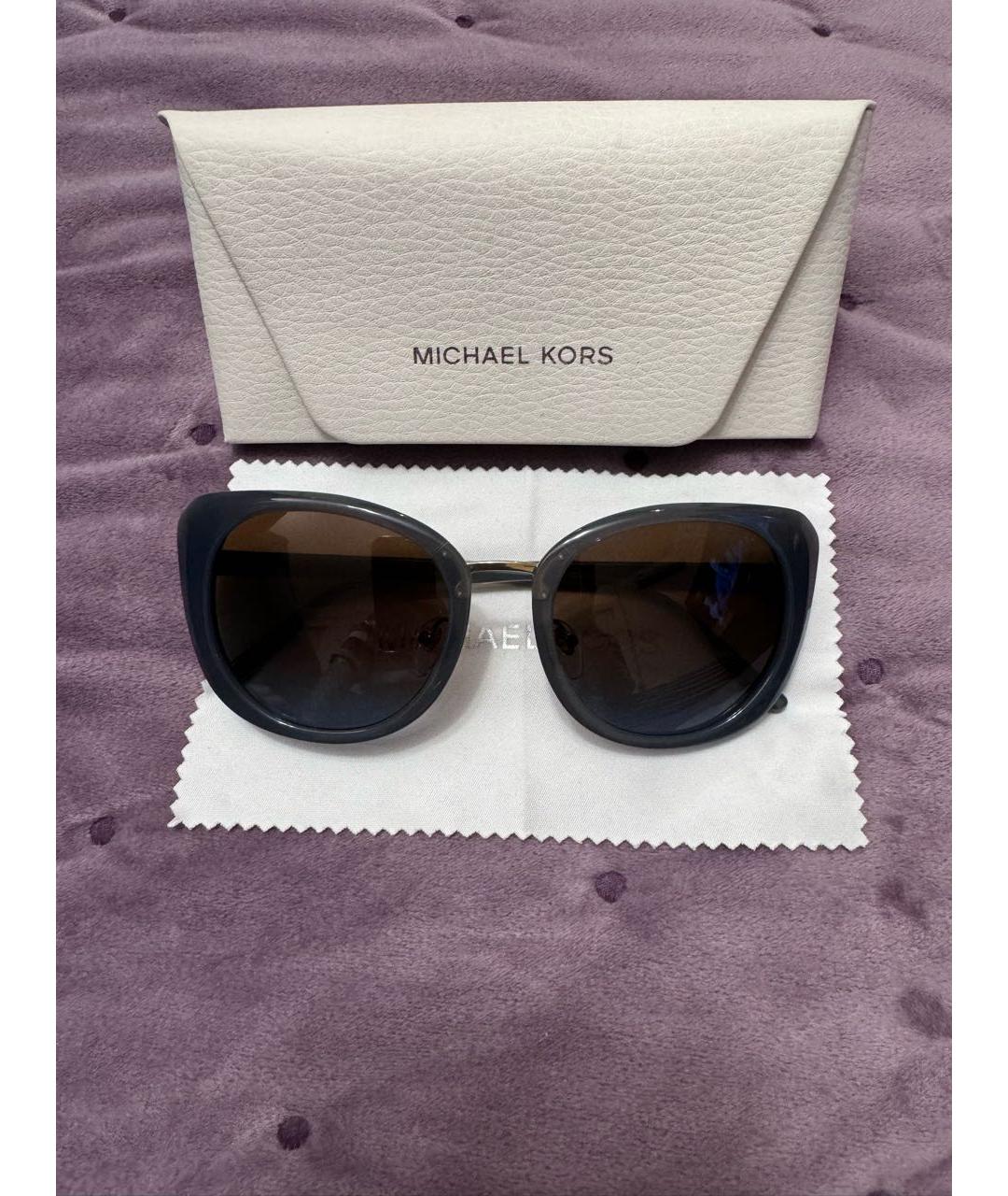 MICHAEL KORS Серые пластиковые солнцезащитные очки, фото 4