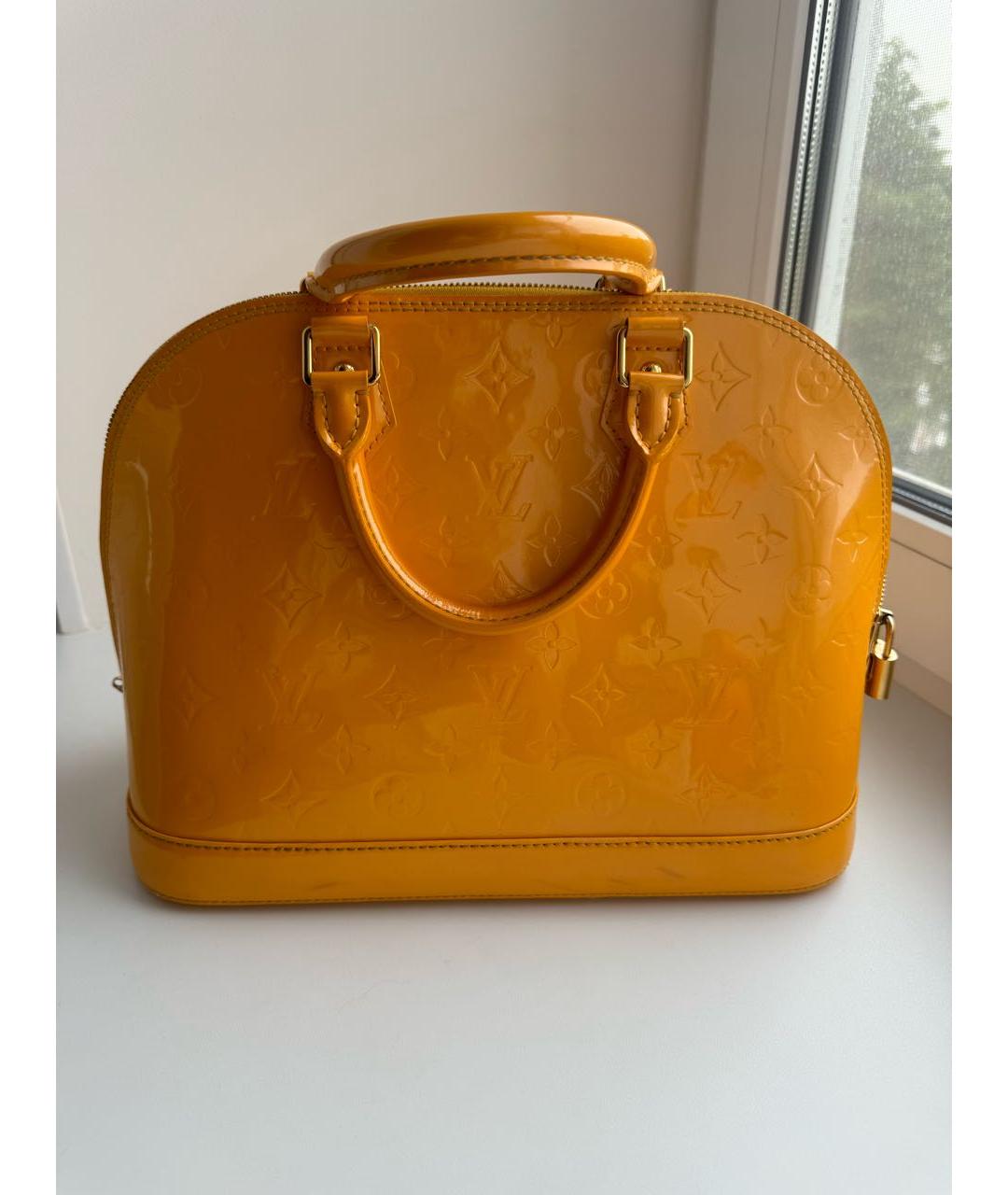 LOUIS VUITTON PRE-OWNED Желтая сумка с короткими ручками из лакированной кожи, фото 3