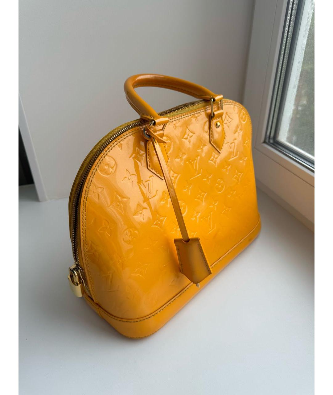 LOUIS VUITTON PRE-OWNED Желтая сумка с короткими ручками из лакированной кожи, фото 2