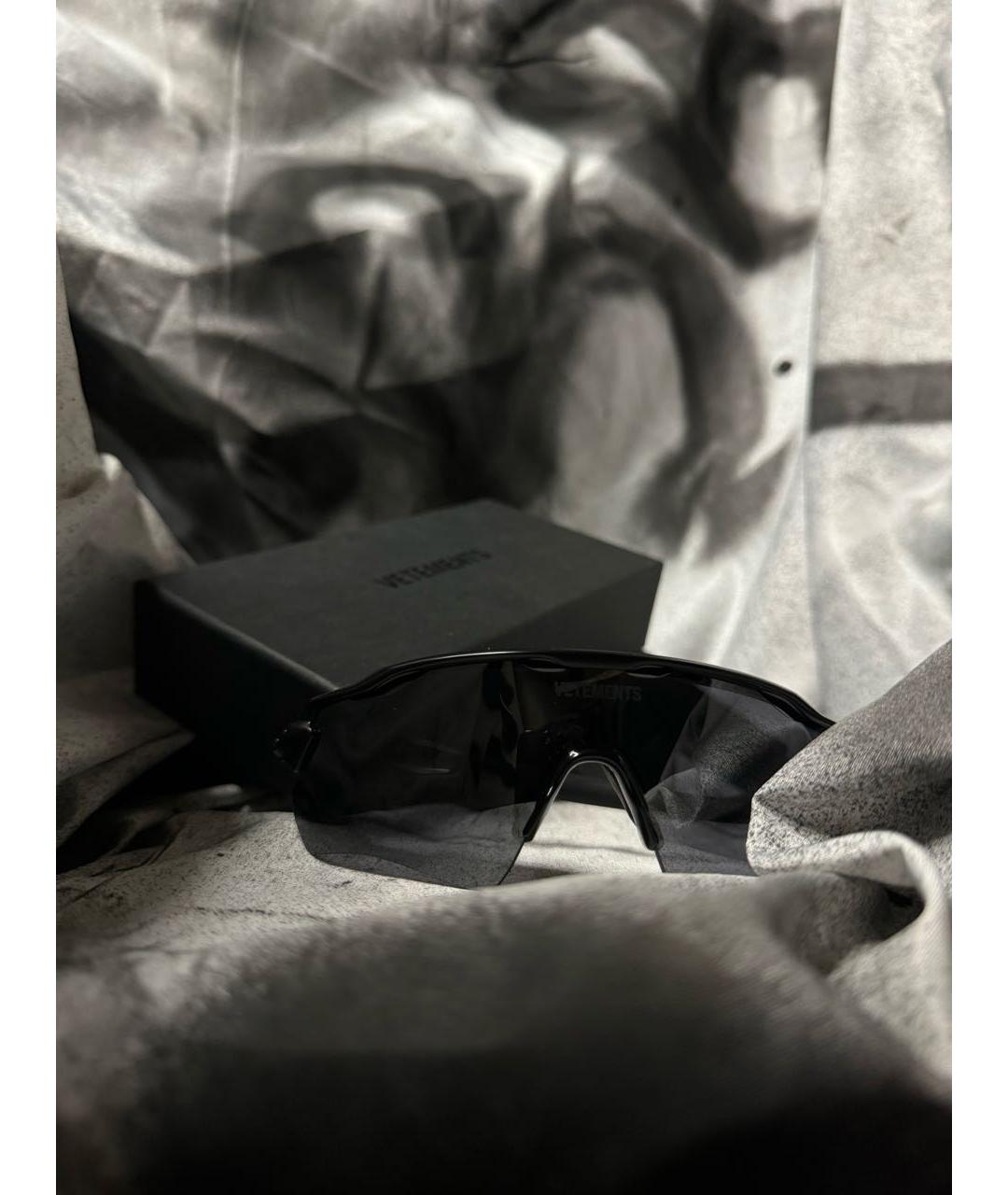 VETEMENTS Черные пластиковые солнцезащитные очки, фото 2