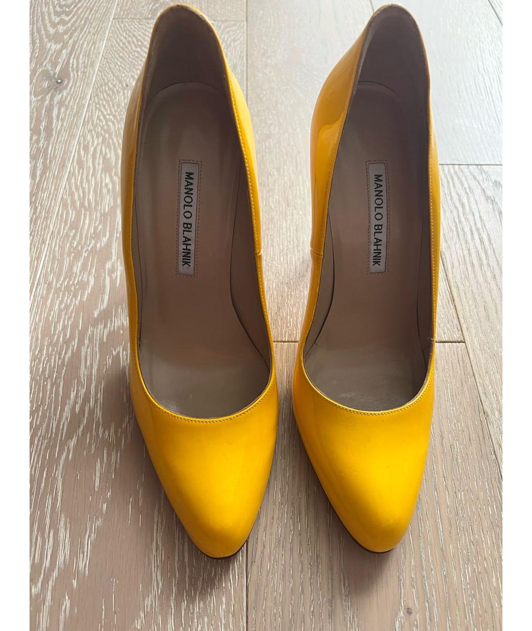MANOLO BLAHNIK Желтые туфли из лакированной кожи, фото 2