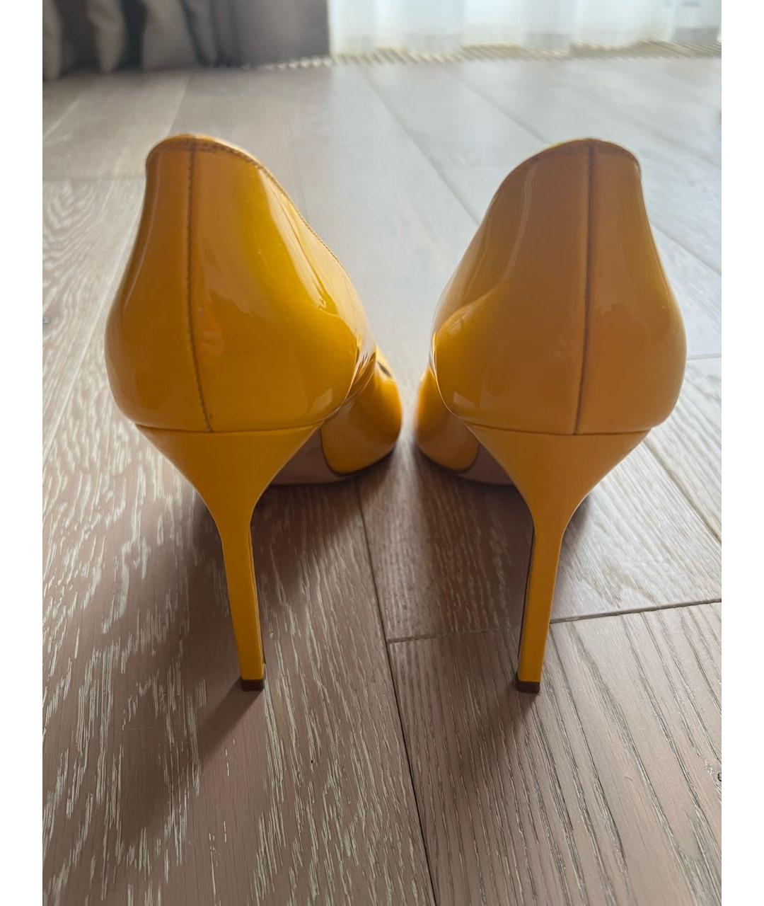 MANOLO BLAHNIK Желтые туфли из лакированной кожи, фото 4