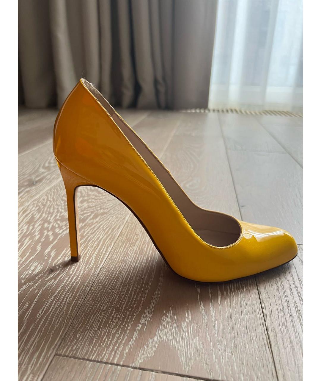 MANOLO BLAHNIK Желтые туфли из лакированной кожи, фото 5