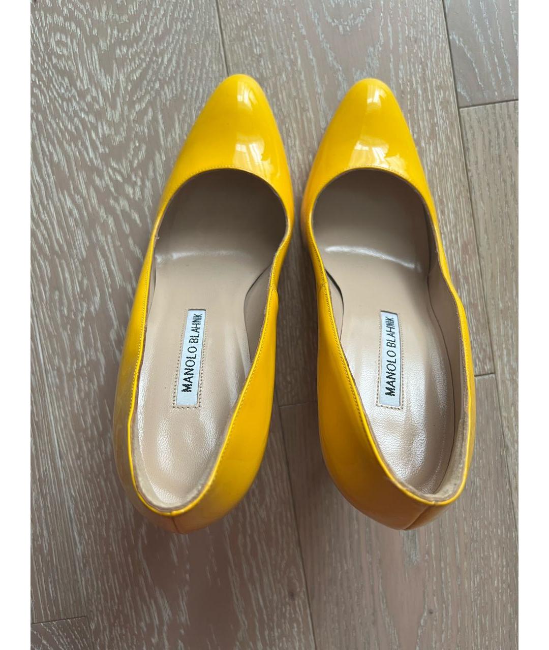 MANOLO BLAHNIK Желтые туфли из лакированной кожи, фото 3