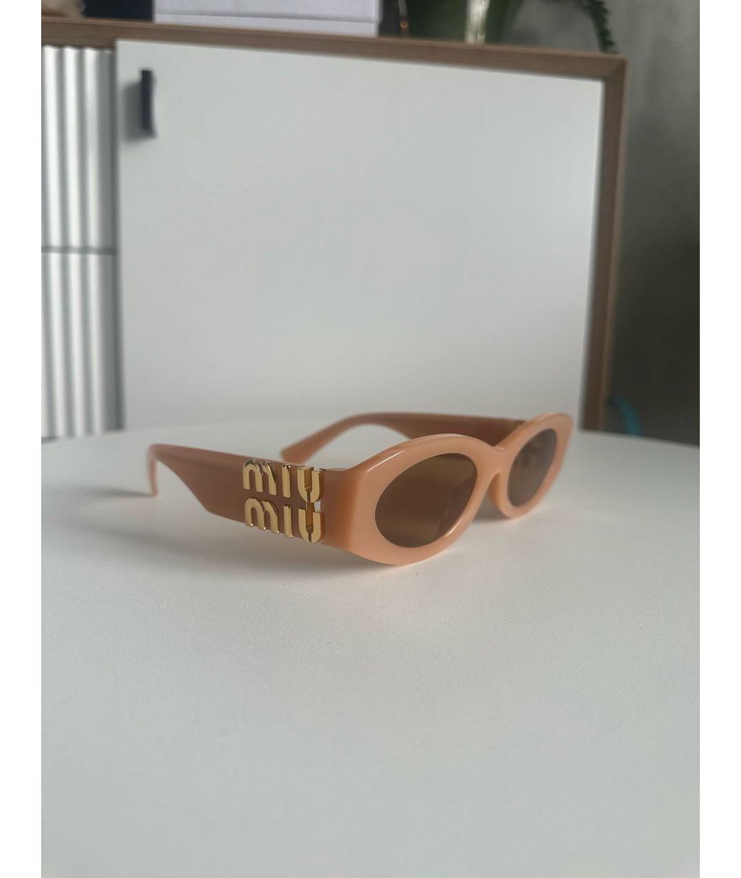 MIU MIU Бежевые пластиковые солнцезащитные очки, фото 2