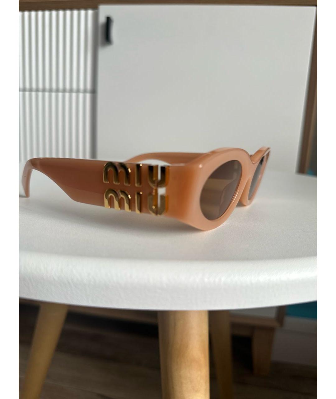 MIU MIU Бежевые пластиковые солнцезащитные очки, фото 3