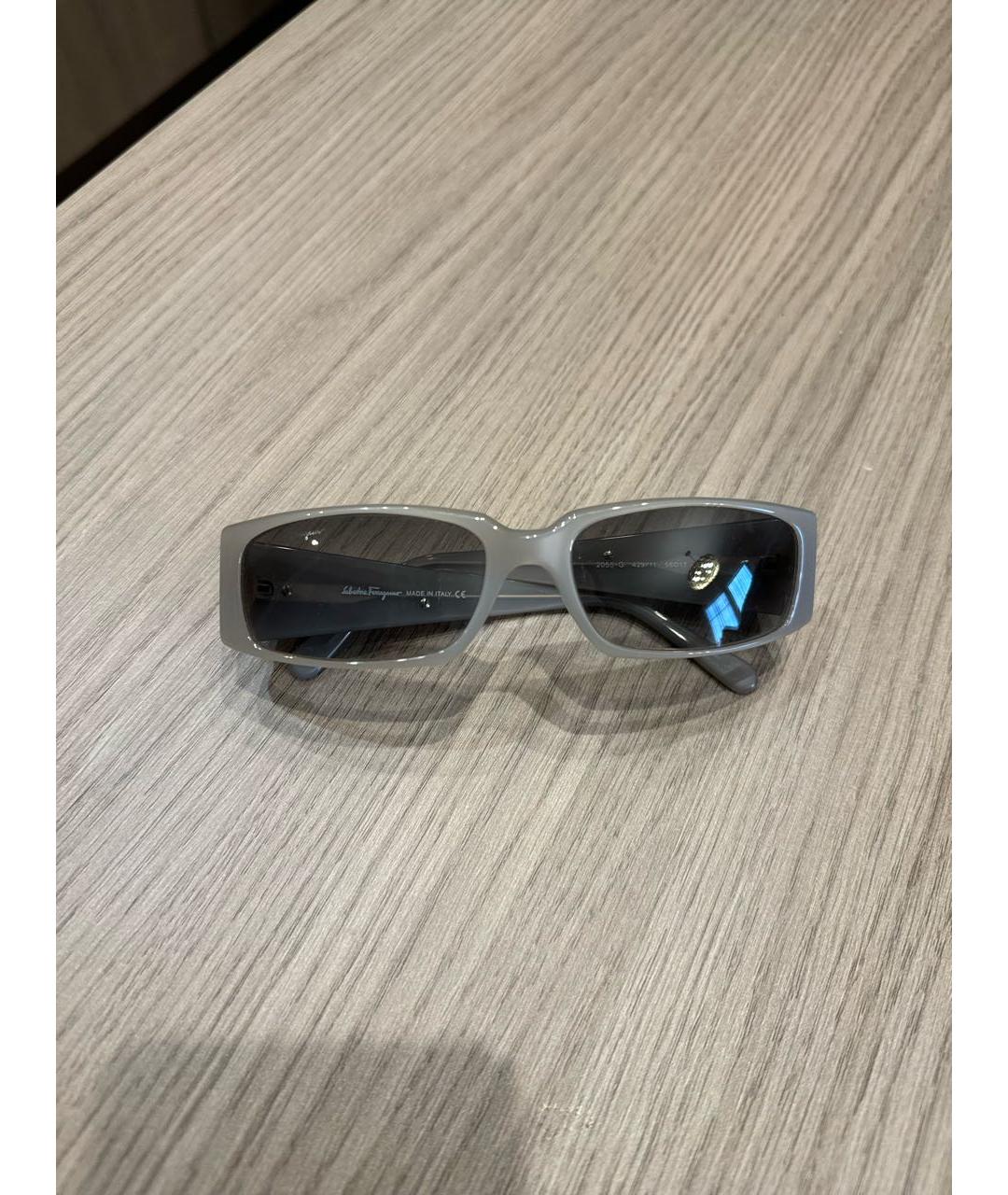 SALVATORE FERRAGAMO Серые пластиковые солнцезащитные очки, фото 6
