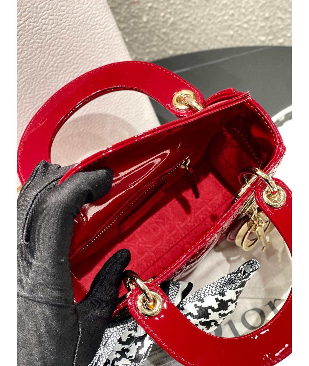 CHRISTIAN DIOR Красная сумка с короткими ручками из лакированной кожи, фото 8