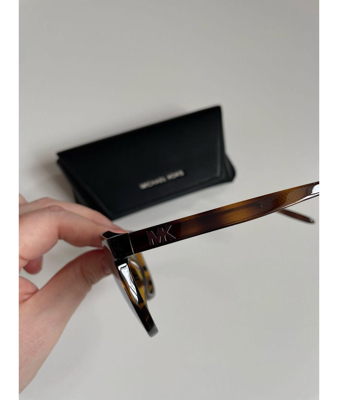 MICHAEL KORS Коричневые пластиковые солнцезащитные очки, фото 2