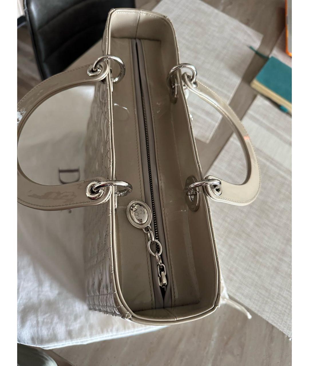 CHRISTIAN DIOR PRE-OWNED Серебряная сумка с короткими ручками из лакированной кожи, фото 3