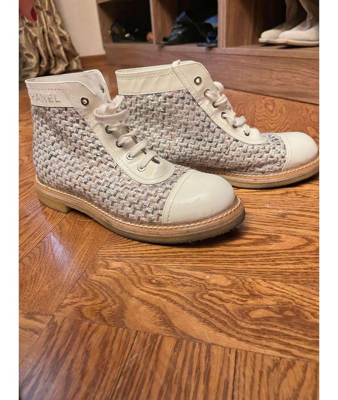 CHANEL PRE-OWNED Белые ботинки из лакированной кожи, фото 6