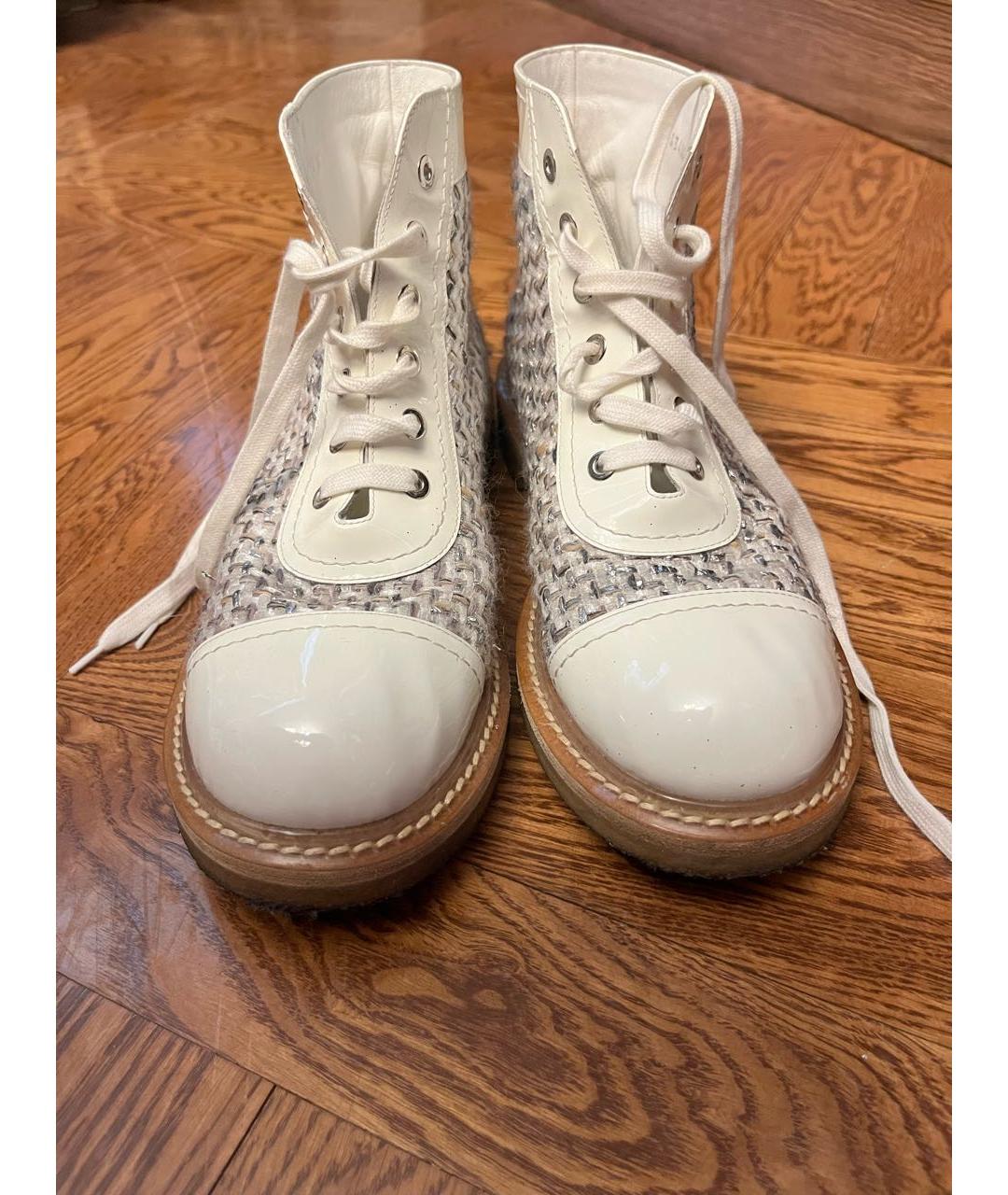 CHANEL PRE-OWNED Белые ботинки из лакированной кожи, фото 2