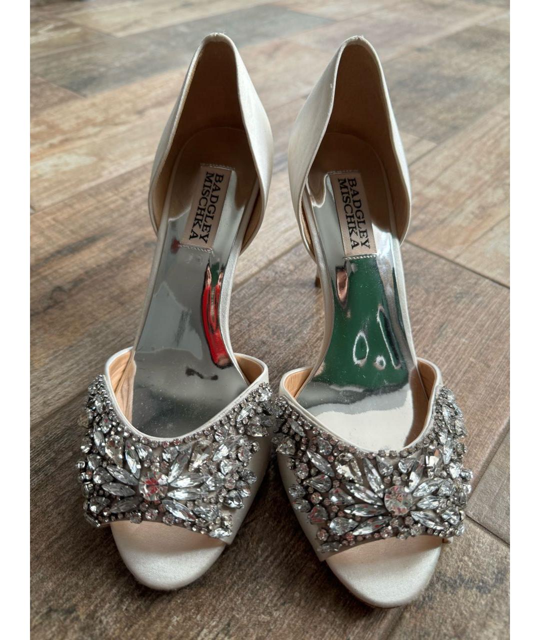 BADGLEY MISCHKA Белые свадебные туфли на низком каблуке, фото 2