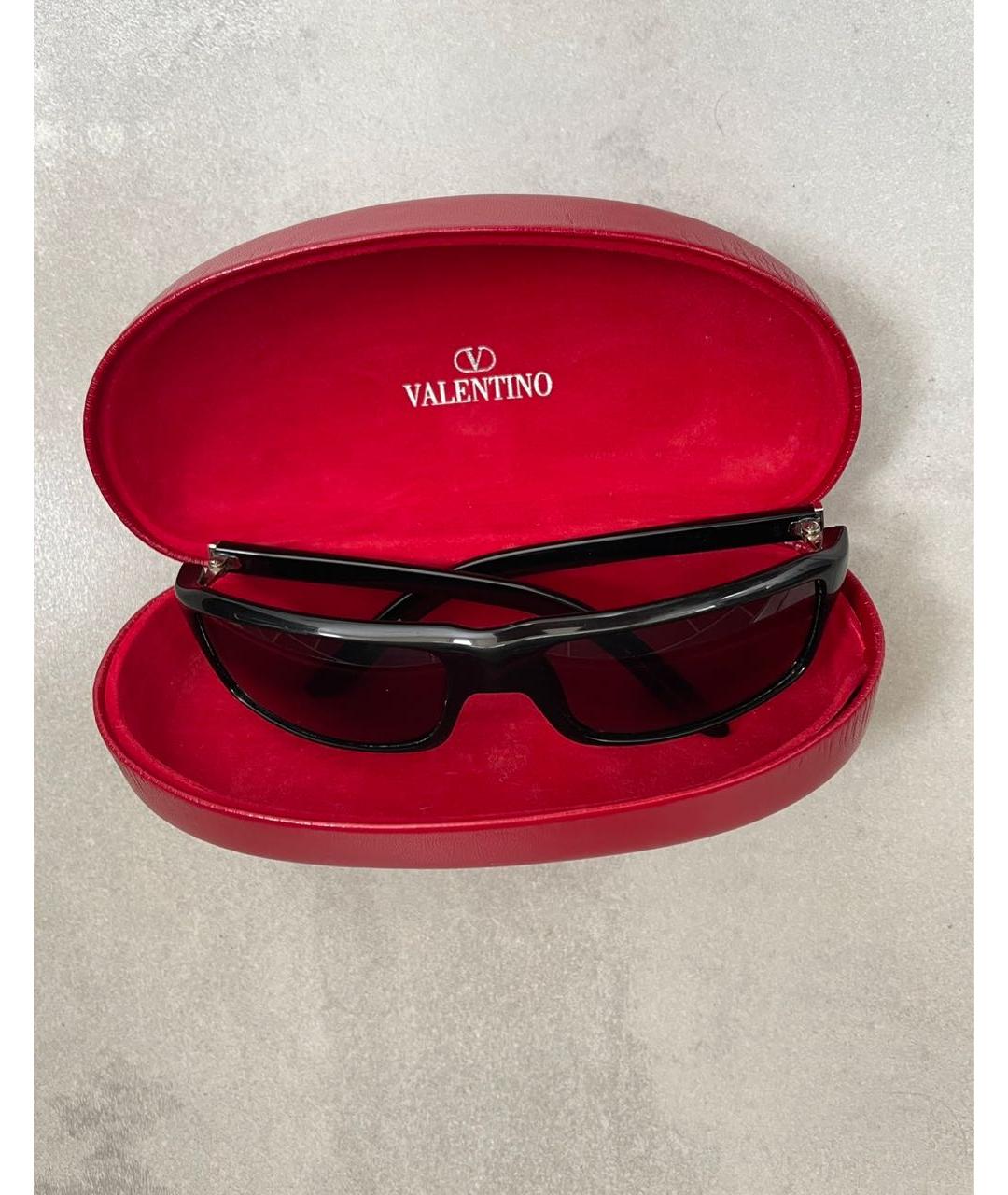 VALENTINO Черные пластиковые солнцезащитные очки, фото 3