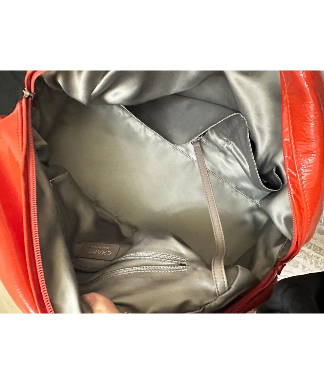 CHANEL PRE-OWNED Красная сумка с короткими ручками из лакированной кожи, фото 5