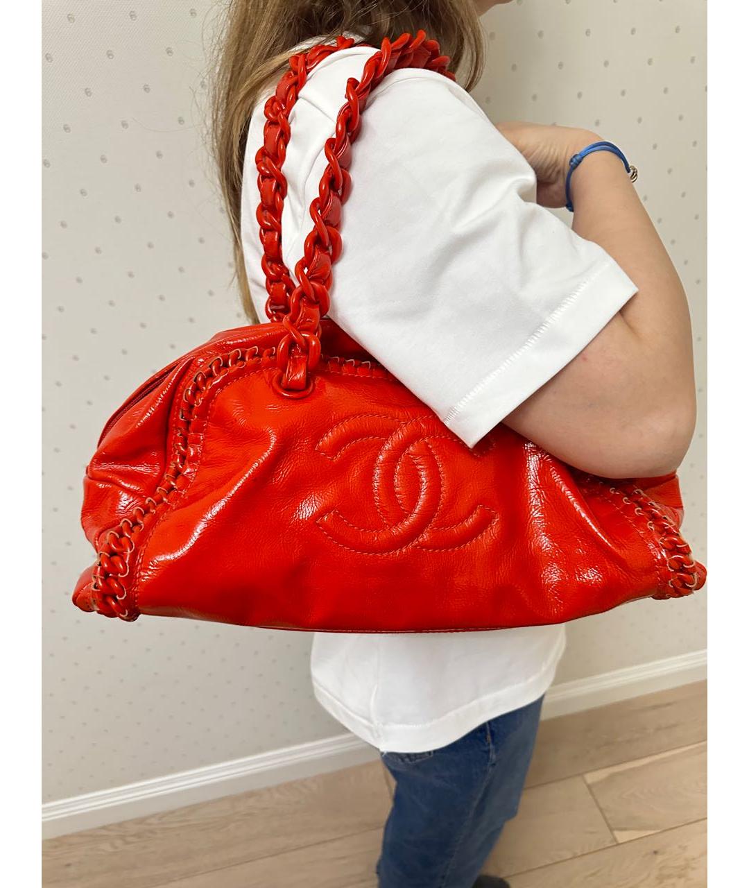 CHANEL PRE-OWNED Красная сумка с короткими ручками из лакированной кожи, фото 6