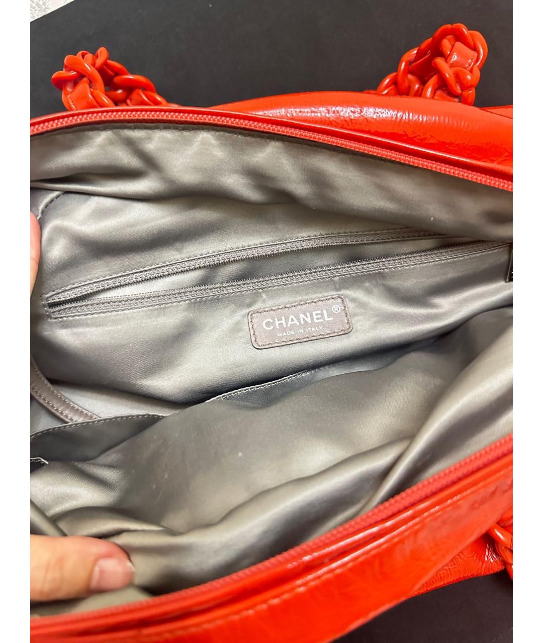 CHANEL PRE-OWNED Красная сумка с короткими ручками из лакированной кожи, фото 4