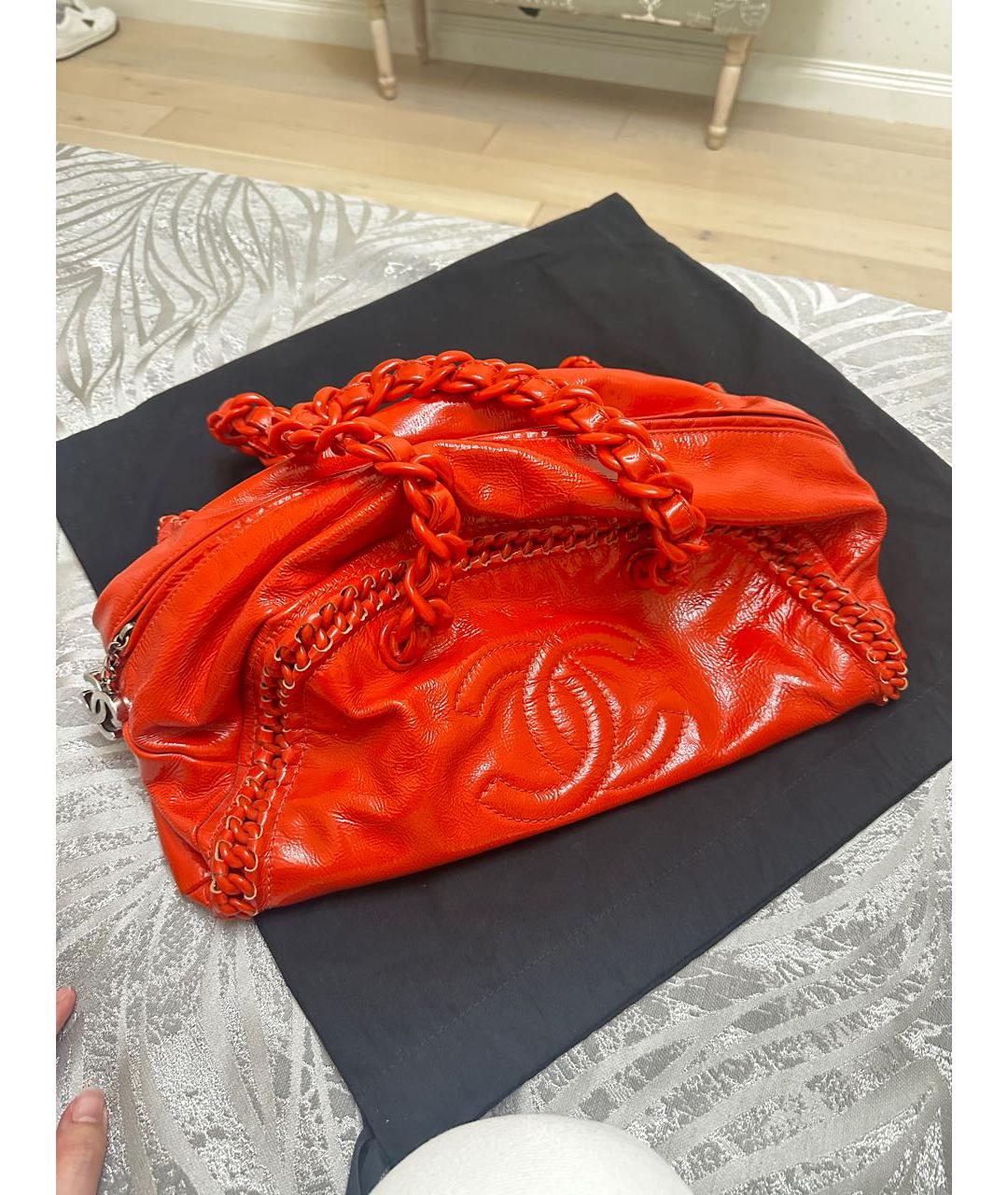 CHANEL PRE-OWNED Красная сумка с короткими ручками из лакированной кожи, фото 2
