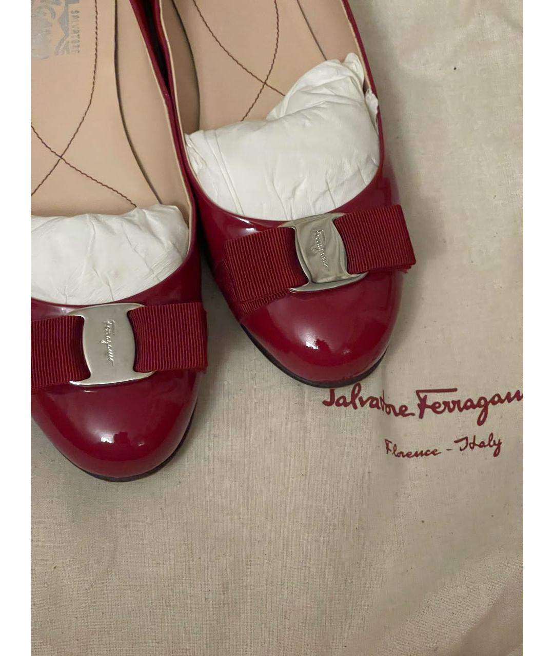 SALVATORE FERRAGAMO Красные балетки из лакированной кожи, фото 8