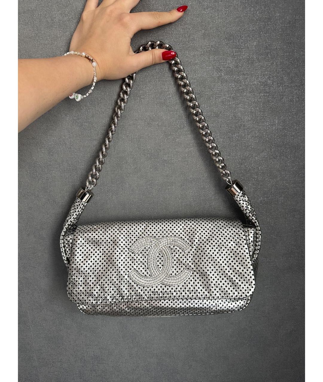 CHANEL PRE-OWNED Серебряная кожаная сумка с короткими ручками, фото 4