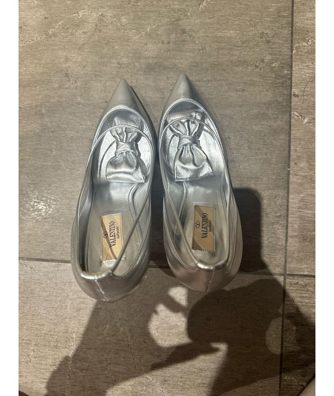 VALENTINO Серебряные туфли из лакированной кожи, фото 3