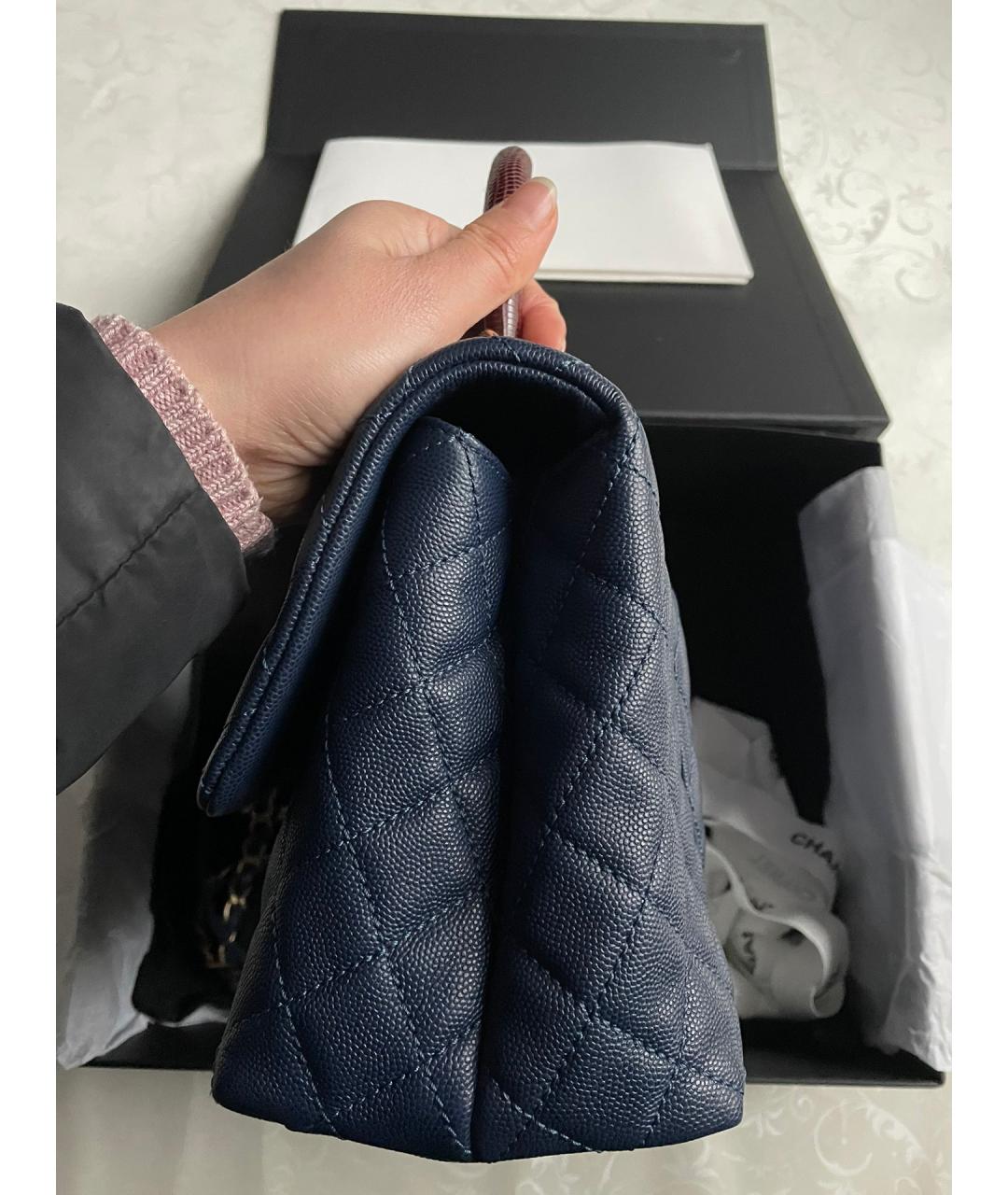 CHANEL PRE-OWNED Темно-синяя кожаная сумка с короткими ручками, фото 4
