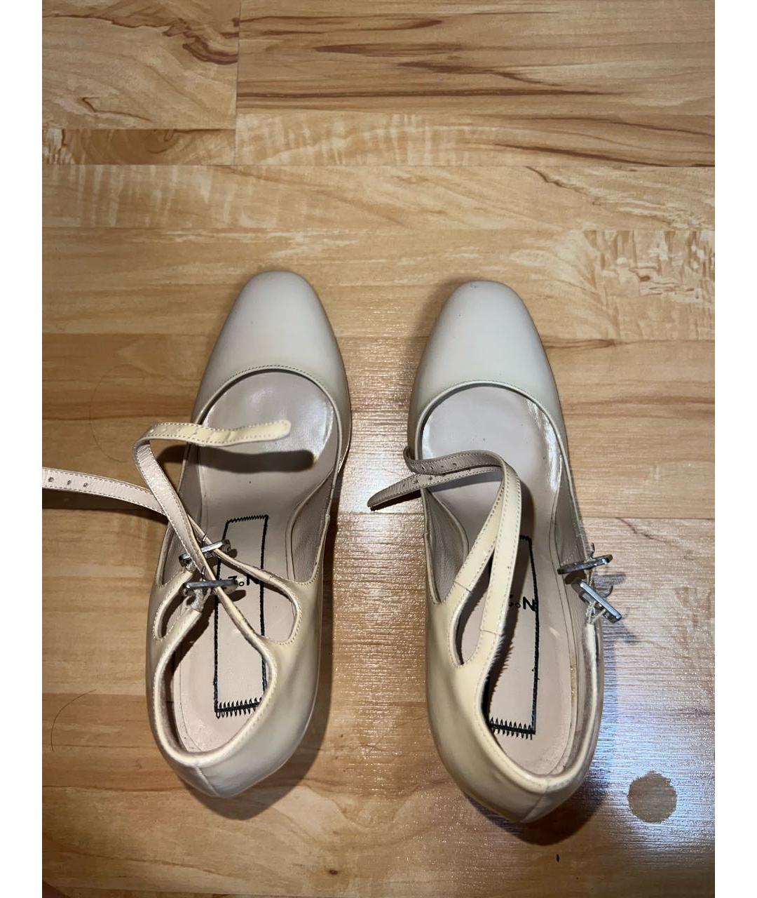 NO. 21 Бежевые туфли из лакированной кожи, фото 3