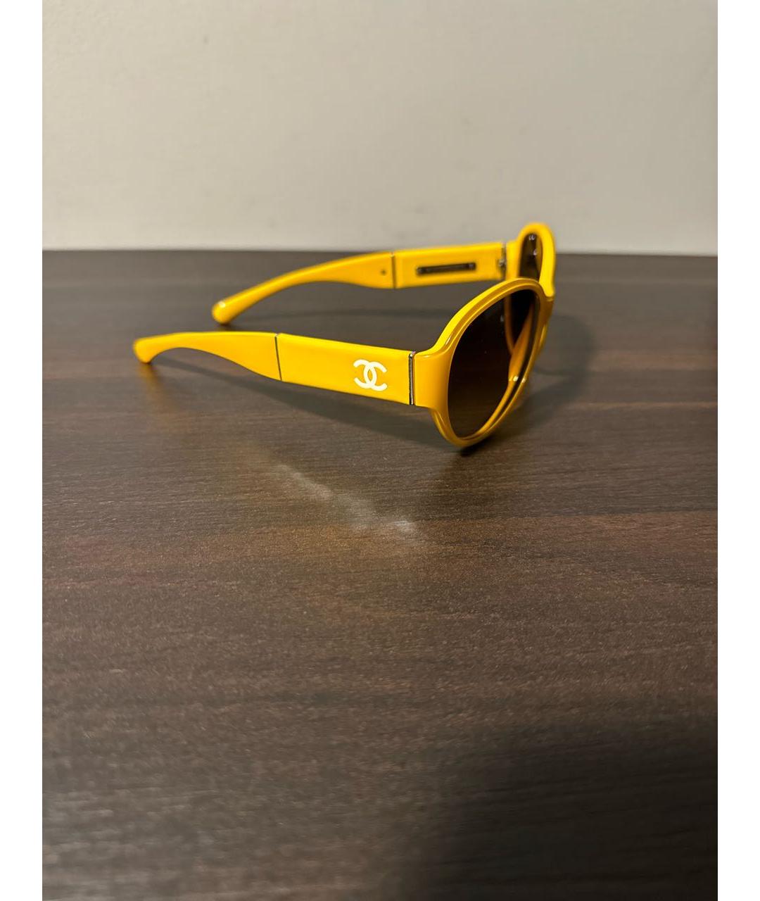 CHANEL PRE-OWNED Желтые пластиковые солнцезащитные очки, фото 2