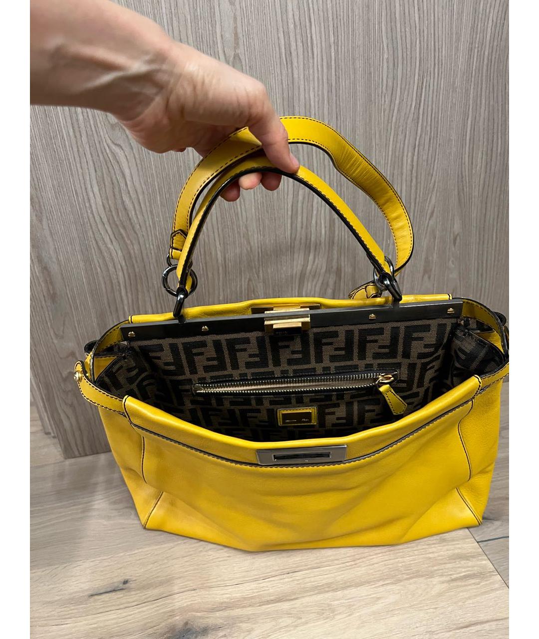 FENDI Желтая кожаная сумка с короткими ручками, фото 2