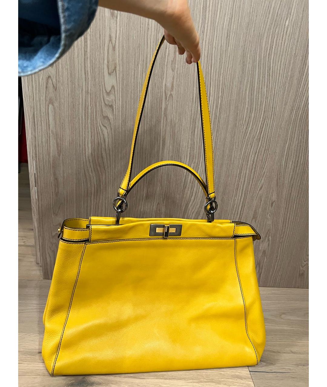 FENDI Желтая кожаная сумка с короткими ручками, фото 9
